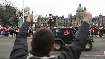 Starosta Ottawy vyhlásil v meste stav núdze. Protesty sa vymkli spod kontroly, uviedol