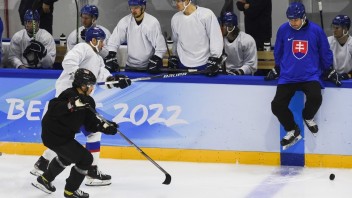 Slovenskí hokejisti majú za sebou prípravný zápas v Pekingu. Proti Nemcom sa im uspieť nepodarilo