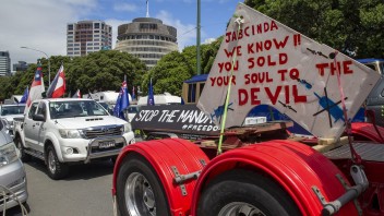 Kamióny zablokovali ulice neďaleko novozélandského parlamentu. Protestujú proti obmedzeniam a očkovaniu