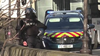 Hlavný obžalovaný z parížskych teroristických útokov vypovedá na súde. Masaker si vyžiadal 130 obetí