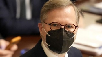 V Česku ostane z pandemických opatrení zrejme iba respirátor, oznámil Fiala