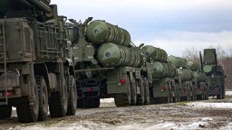 Ukrajina má dostatok vojenských zložiek na to, aby sme ju so cťou obránili, vyhlásil Zelenskyj