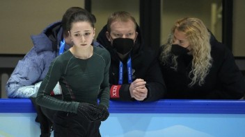 Kamila je čistá a nevinná, hovorí trénerka o dopingovej kauze mladej krasokorčuliarky