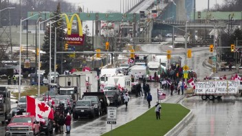 V Kanade po takmer týždni sprejazdnili hraničný most smerujúci do USA. Polícia zatkla najmenej 25 ľudí