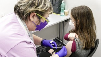 Očkovanie treťou dávkou pre neplnoleté deti je spustené, žiadosť musí podať zákonný zástupca