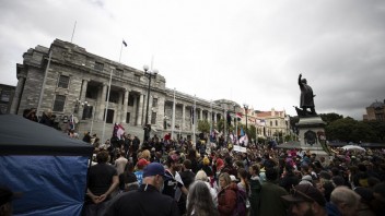 Parlament v Novom Zélande použil na odháňanie antivaxerov zavlažovací systém, polícia to kritizuje
