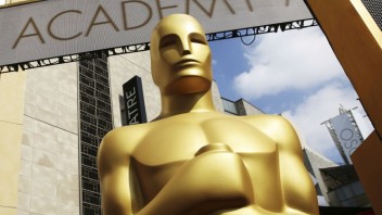 Odovzdávanie filmových cien Oscarov budú tento rok po prvýkrát moderovať tri ženy