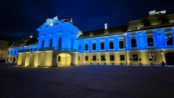 Prezidentský palác svieti v národných farbách Ukrajiny. Je to vyjadrenie solidarity a podpory nášmu susedovi, uviedla Čaputová