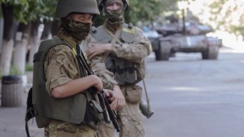 Ukrajinskí povstalci obvinili vládne jednotky z ostreľovania. Ozbrojené zložky hrubo porušili režim