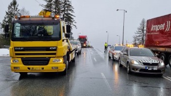 Autodopravcovia pokračujú v protestoch, blokujú časť cesty z Poľska na Slovensko