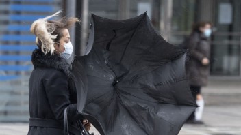 Silný vietor si vyžiadal najmenej tri obete v Poľsku a dve v Nemecku, najvyšší stupeň výstrahy je aj v Británii