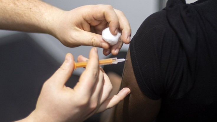 Banskobystrický kraj odovzdal očkovaciu štafetu ambulanciám. Ukončí všetky očkovacie aktivity