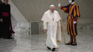 Od pápeža prišla kritika: Tápeme v tme, ľudstvo je šampiónom vo vedení vojny