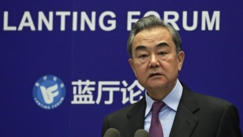 Čínsky minister zahraničia vyzval Západ, aby rešpektoval opodstatnené obavy Ruska