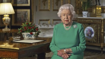 Britská kráľovná Alžbeta II. má koronavírus, podľa paláca má zatiaľ mierne príznaky