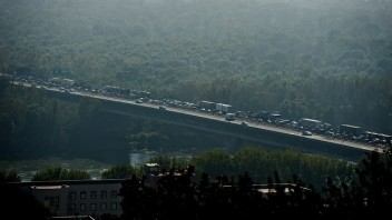 Rannú dopravu v Bratislave a jej okolí komplikujú nehody. Na moste Lanfranconi sa tvoria rozsiahle kolóny
