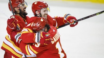 NHL: Hokejisti Calgary porazili Winnipeg a vyhrali už svoj desiaty zápas za sebou. Vyrovnali tak klubový rekord