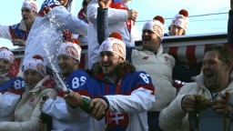 Hokejisti sa vrátili domov. Slovensko sa teší z úspechu, potlesk ich čakal už na letisku