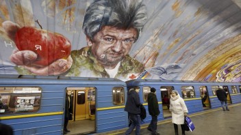 Z Kyjeva utekajú ľudia, útočisko hľadajú i v metre a pivniciach. Niektorí sa v hlúčikoch modlia