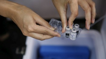 Európska lieková agentúra schválila očkovanie detí od 12 rokov treťou dávkou vakcíny Comirnaty
