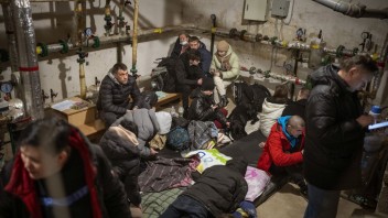 FOTO: Ukrajinci nocovali v metre, pred hrôzami vojny sa tam ukrývajú i rodičia s bábätkami