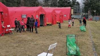 FOTO: Utečencom z Ukrajiny pomáha aj stanové mestečko, vzniklo v Humennom