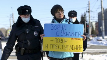 Do ruských ulíc vyšli aktivisti protestujúci proti invázii. Polícia ich rad za radom zatýkala