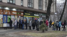 Po celom Rusku sa tvoria rady pri bankomatoch. Ľudia sa z nich snažia vybrať zahraničné meny