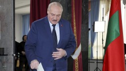 Bielorusi v referende podporili zmeny ústavy. Lukašenko si upevnil svoju moc