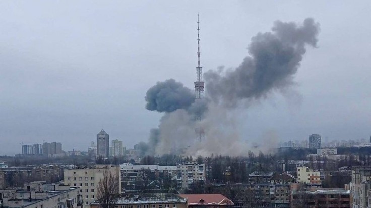 Ruské rakety zasiahli televíznu vežu v ​​Kyjeve, päť ľudí zomrelo - TA3