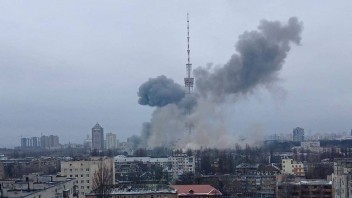 Ruské rakety zasiahli televíznu vežu v ​​Kyjeve, päť ľudí zomrelo