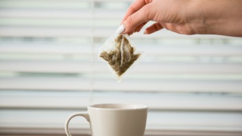 Dlhšie lúhovanie čaju je zdravšie. Takýto čaj chráni pred rakovinou aj Parkinsonovou chorobou