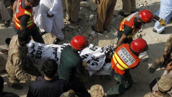 Bombový útok v Pakistane si vyžiadal už desiatky obetí, ďalší ľudia sú zranení