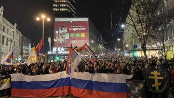 Srbi podporili vojnu Ruska proti Ukrajine. Demonštranti skandovali heslá proti NATO a chválili Putina