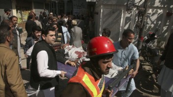 Počet obetí útoku na šiitskú mešitu v Pakistane stúpol. K útoku sa prihlásil Islamský štát
