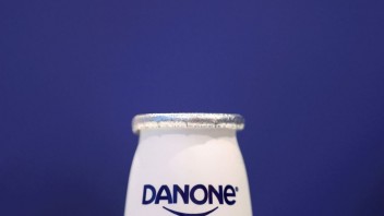 Danone zastavuje svoje investície v Rusku. Vo výrobe mliečnych produktov pokračuje