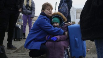 Ukrajina evakuuje civilistov. Ukrajinská ministerka varovala pred zmanipulovaním humanitárnych koridorov
