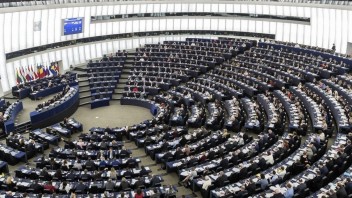 Ukrajinsko-ruský konflikt je témou aj v Európskom parlamente. Diskutuje sa aj o pomoci utečencom