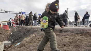 Z Ukrajiny utieklo pred vojnou už viac ako milión detí, ďalšie sú zranené