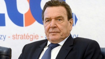 Nemecký exkancelár Schröder pracuje v ruských štátnych firmách, s Putinom chce hovoriť o Ukrajine