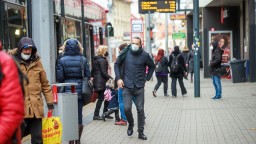 Nových nakazených je pod 10-tisíc. Nemocniciam sa opäť mierne uľavilo