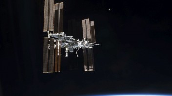 Sankcie Západu môžu spôsobiť pád ISS, obáva sa šéf ruskej vesmírnej agentúry