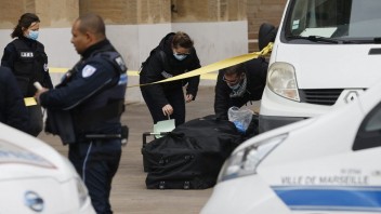 Francúzska polícia zastrelila muža, nožom mal zraniť troch ľudí