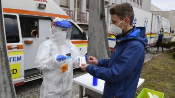 Na Slovensku pribudlo vyše 7-tisíc prípadov nákazy. Počet hospitalizácií mierne klesol