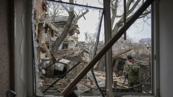 Ukrajinská raketa podľa Moskvy zabila a zranila v Donecku desiatky ľudí