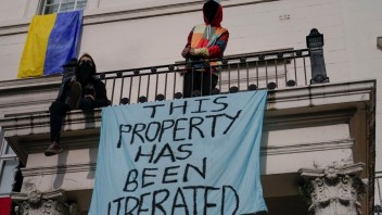 Squatteri obsadili vilu oligarchu v Londýne, vo Francúzsku vymenili aktivisti zámky Putinovmu exzaťovi