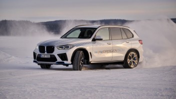 Vodíkom poháňané BMW iX5 Hydrogen je podrobené záverečným testom