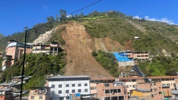 Zosuv pôdy v Peru zasypal najmenej 60 domov. Príčina nie je známa