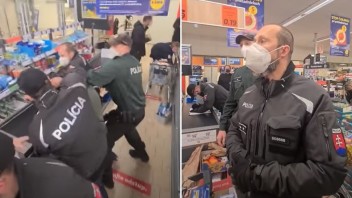 Polícia obvinila muža z vulgarizmov na adresu policajta, ktorý zasahoval v piešťanskom supermarkete
