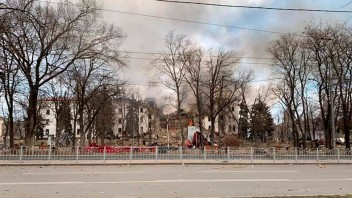 Moskva hlási boje v Mariupole. Z mesta zatiaľ ušlo približne 30-tisíc ľudí